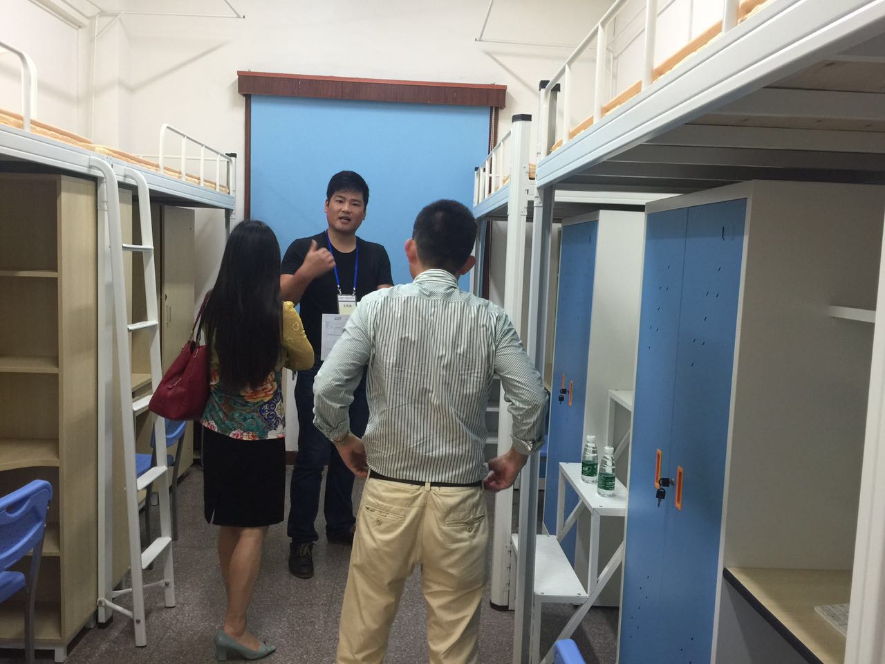 深圳公寓床客戶來連盈家具采購！
