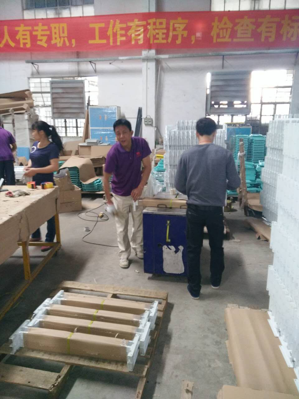遼寧醫(yī)藥上下鐵床，連盈家具為客戶精致包裝