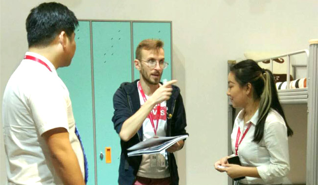 連盈人為外國客戶講解